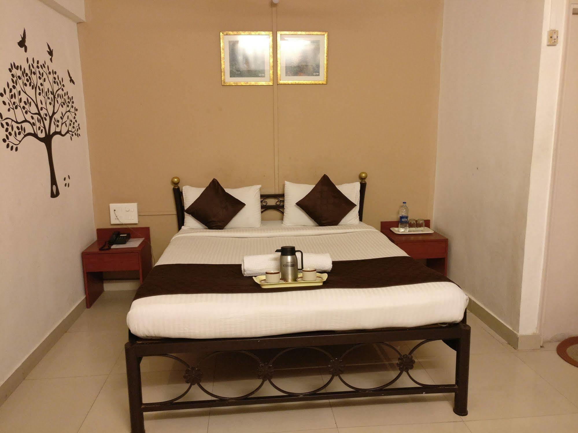 Oyo 1065 Hotel Hmr Royal Inn Pune Eksteriør billede