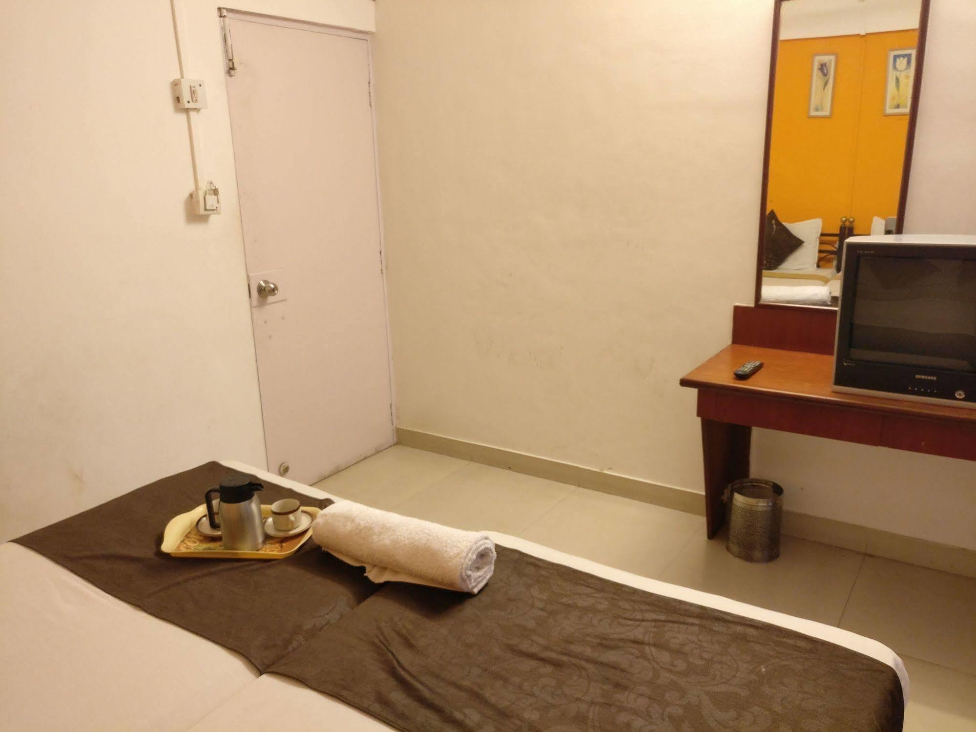 Oyo 1065 Hotel Hmr Royal Inn Pune Eksteriør billede