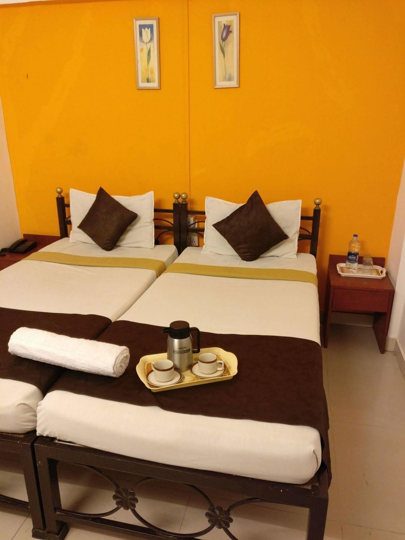 Oyo 1065 Hotel Hmr Royal Inn Pune Eksteriør billede