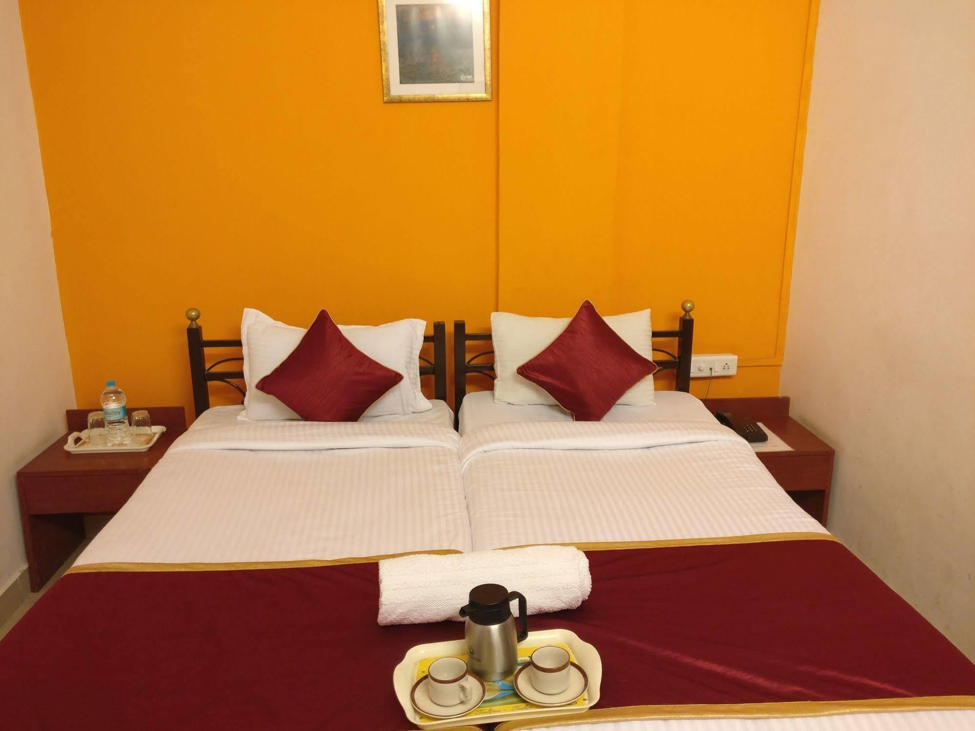Oyo 1065 Hotel Hmr Royal Inn Pune Eksteriør billede