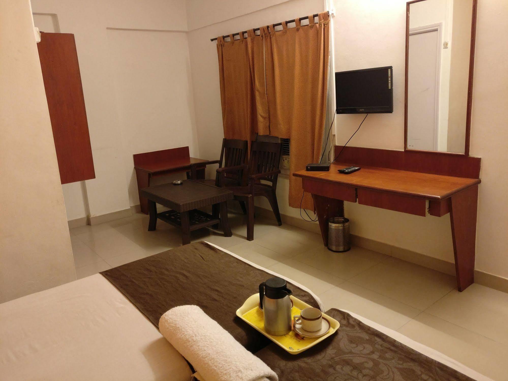 Oyo 1065 Hotel Hmr Royal Inn Pune Eksteriør billede