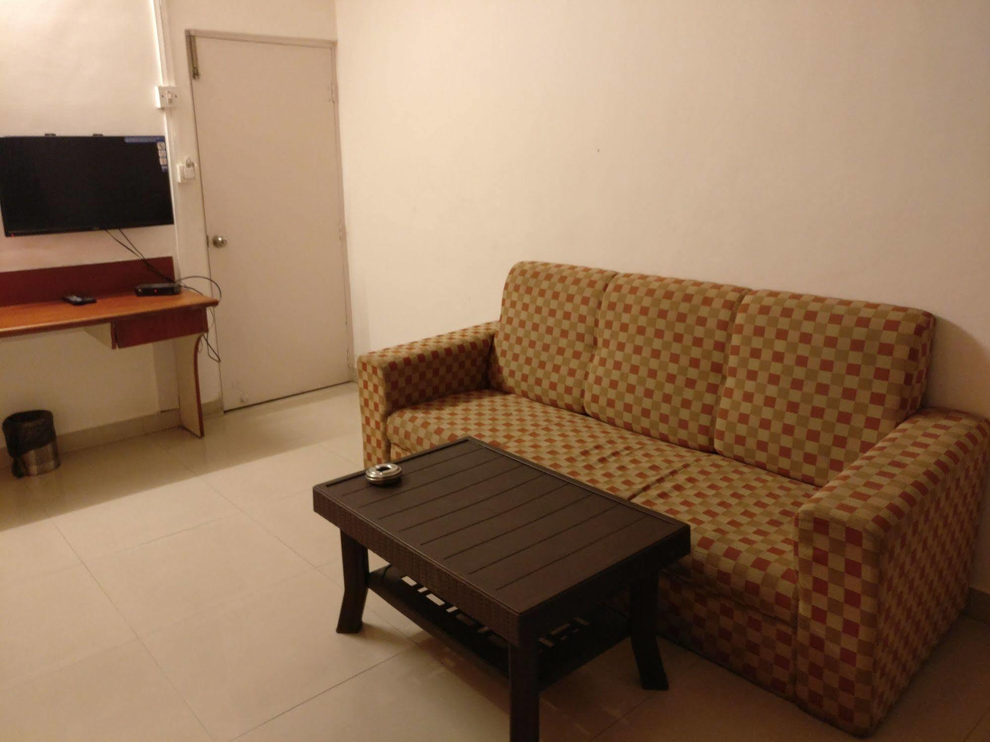 Oyo 1065 Hotel Hmr Royal Inn Pune Eksteriør billede
