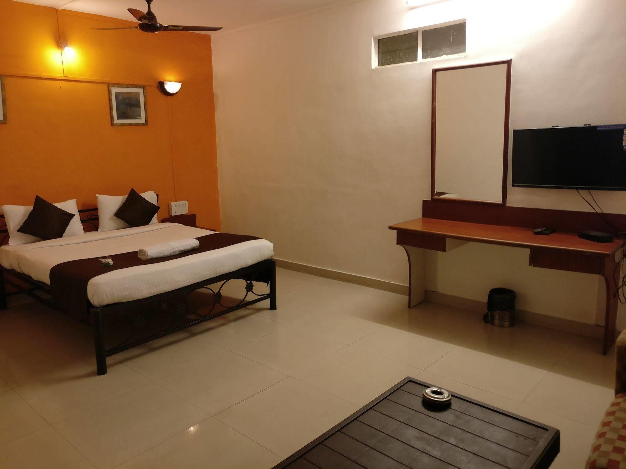 Oyo 1065 Hotel Hmr Royal Inn Pune Eksteriør billede