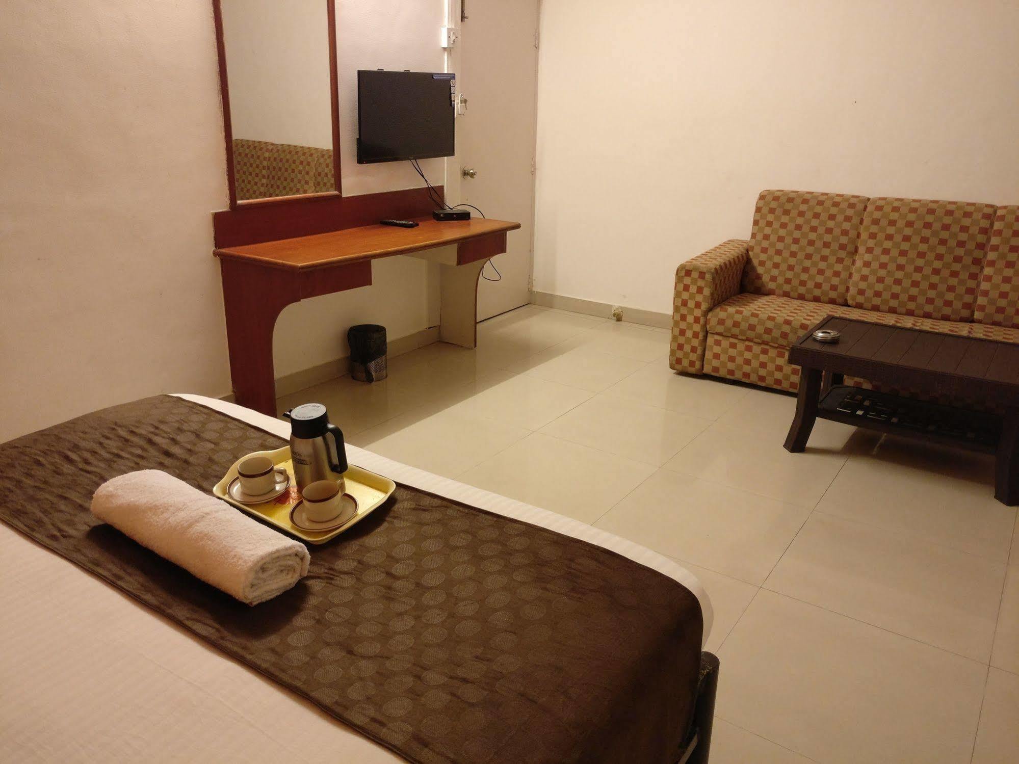Oyo 1065 Hotel Hmr Royal Inn Pune Eksteriør billede
