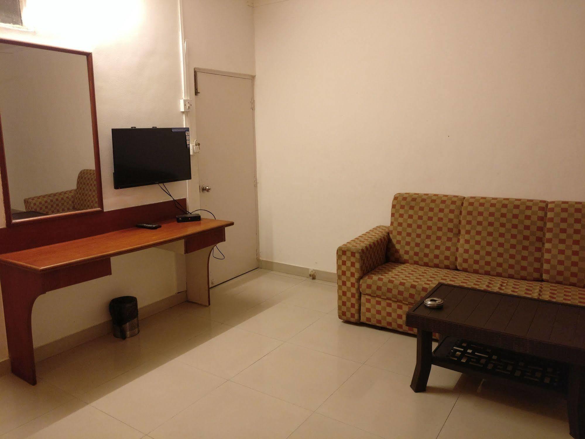 Oyo 1065 Hotel Hmr Royal Inn Pune Eksteriør billede