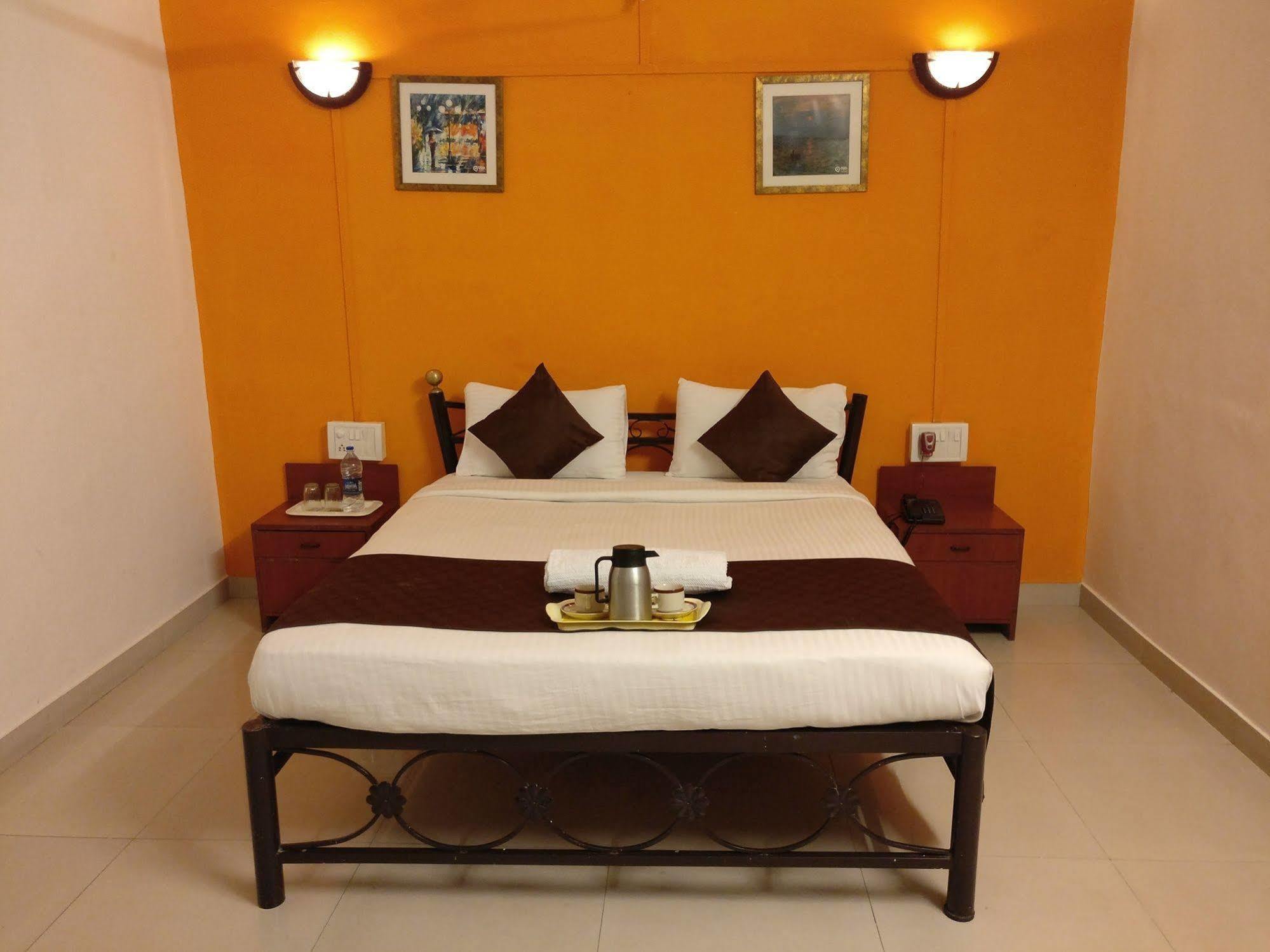 Oyo 1065 Hotel Hmr Royal Inn Pune Eksteriør billede