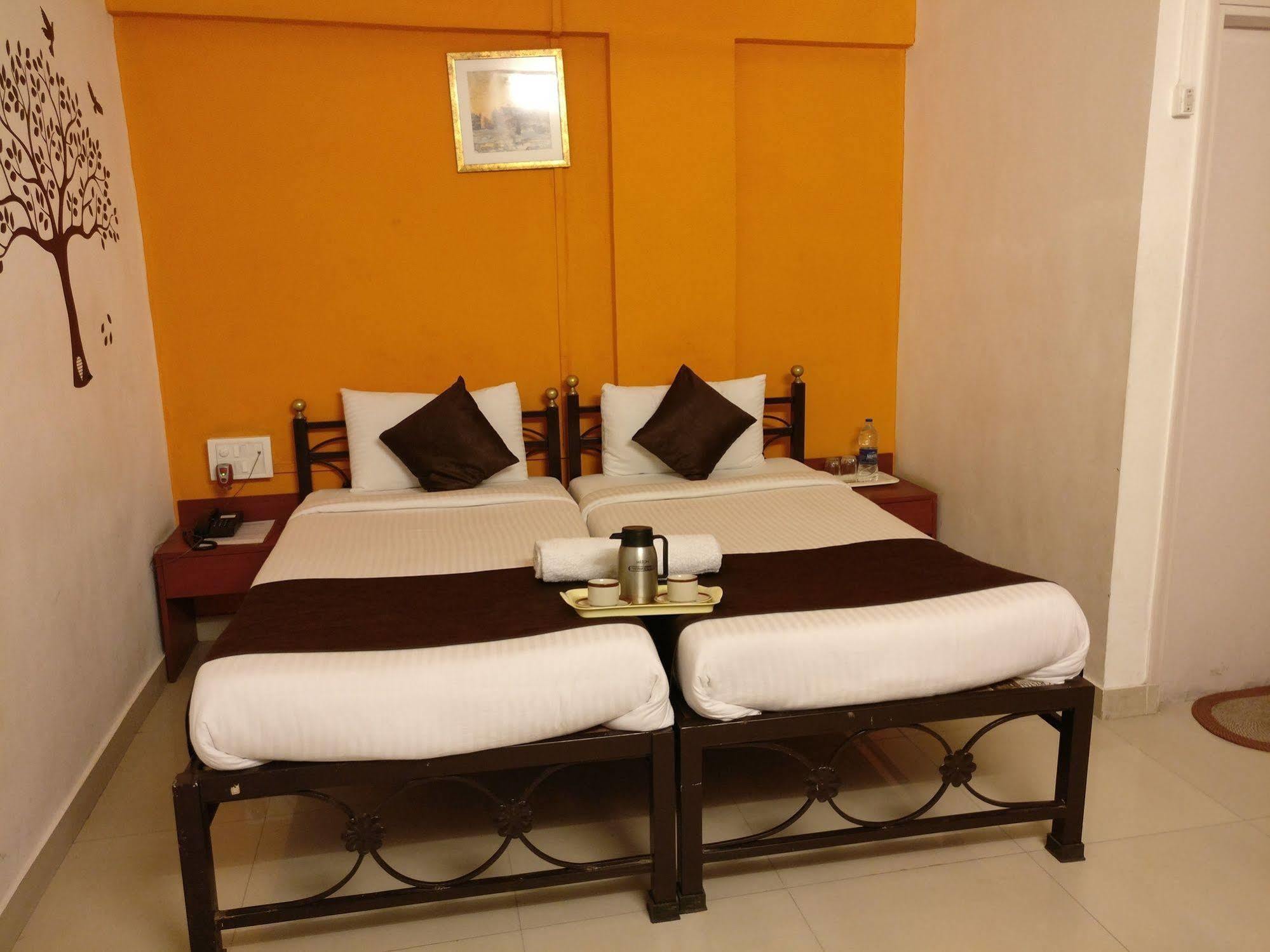Oyo 1065 Hotel Hmr Royal Inn Pune Eksteriør billede