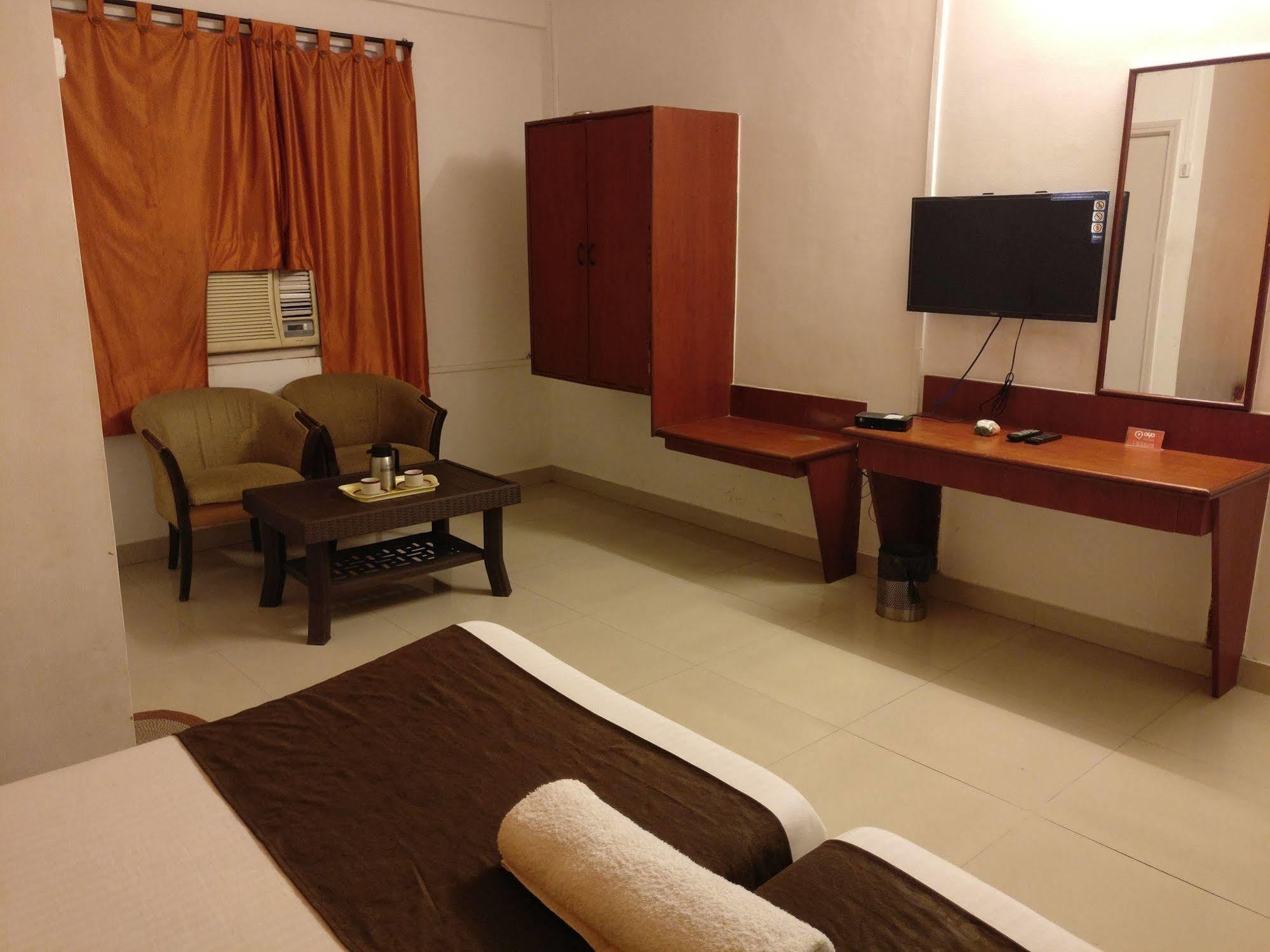 Oyo 1065 Hotel Hmr Royal Inn Pune Eksteriør billede