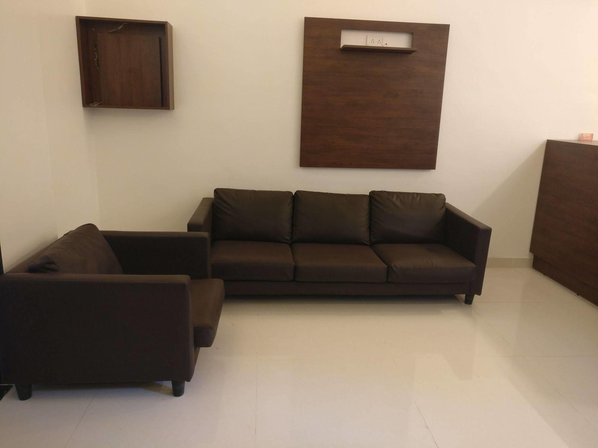 Oyo 1065 Hotel Hmr Royal Inn Pune Eksteriør billede